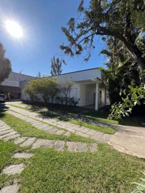 CASA EM FRENTE A LAGOA DE ARARUAMA - no CENTRO - 3 QUARTOS E 3 BANHEIROS